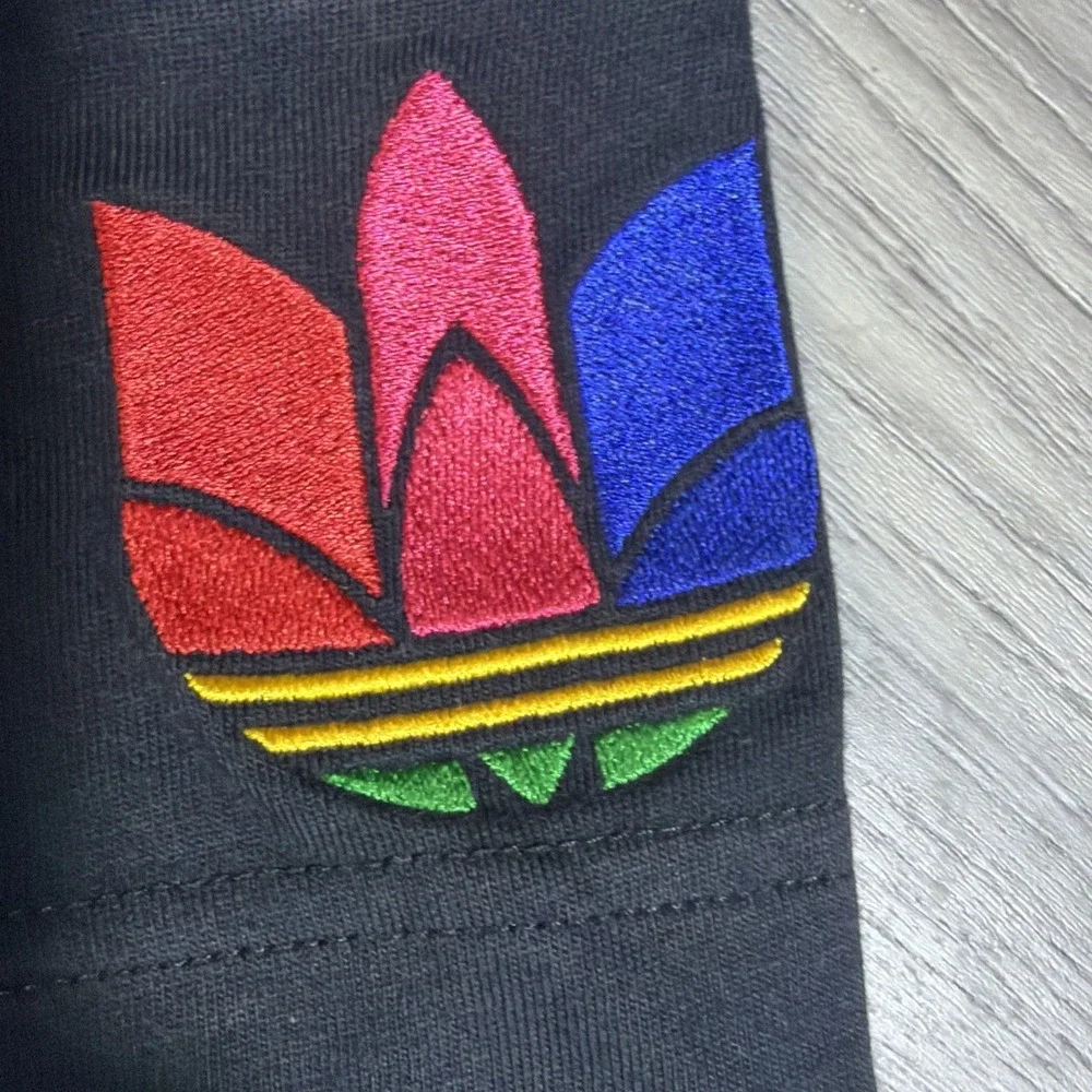 Adidas Originals Trefoil Tee Small Black‎ 3 Stripe Sleeve Logo